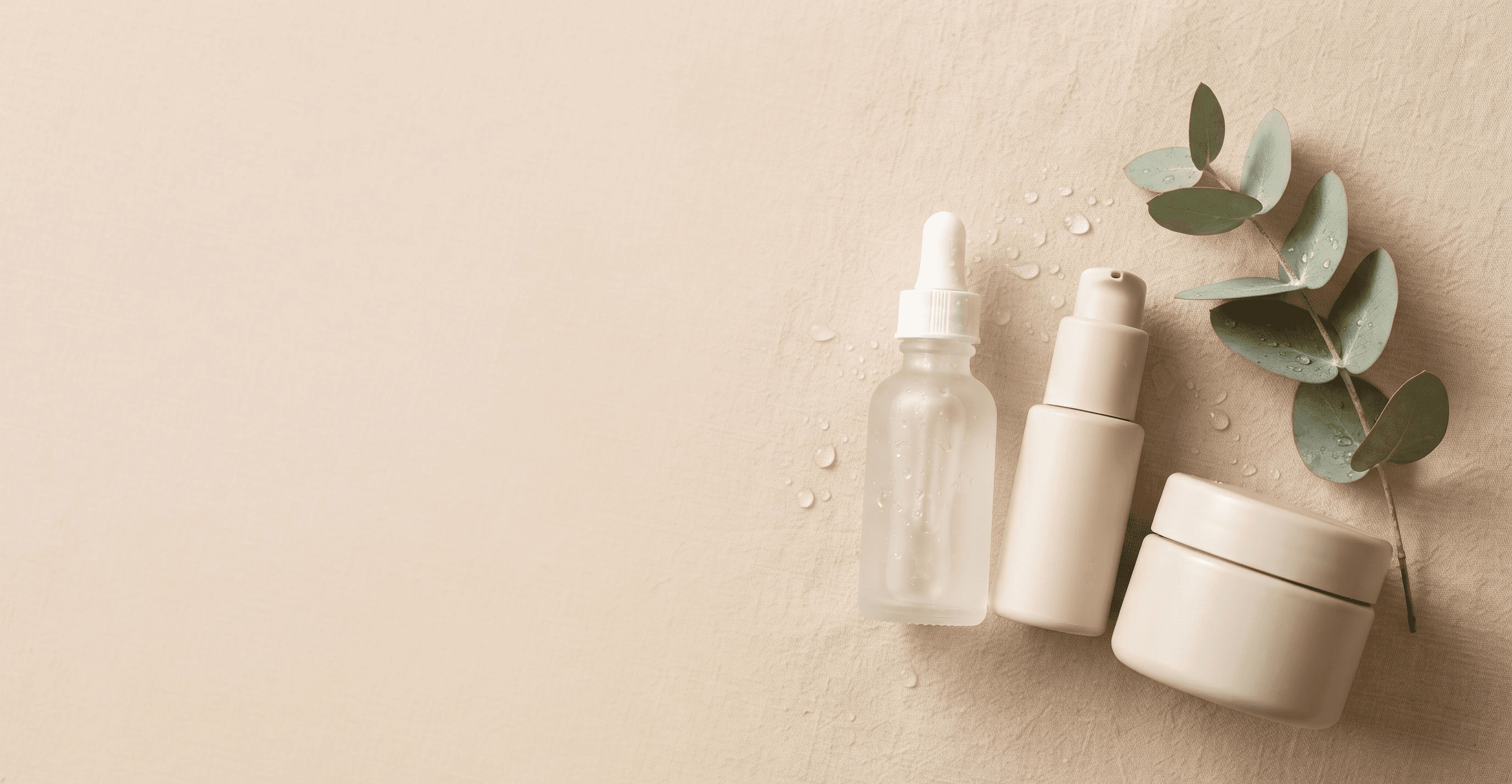 Dermocosmetica producten op een beige ondergrond